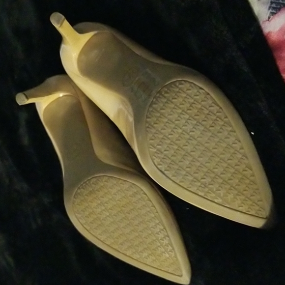 Mk cream heels - Picture 2 of 6